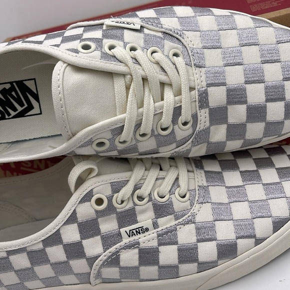 Vans WMNS Authentic Lowpro Embroidered Check Lunar R
VN000D047VF
Sneakers - Picture 14 of 16